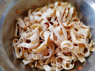 18、凉拌千张,搅拌均匀，使其入味