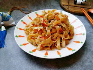 19、凉拌千张,装盘哥，淋入少许麻油，撒上白芝麻点缀即可开车。