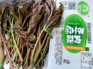 1、凉拌香椿,准备好所需材料