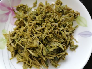 6、凉拌香椿,将焯好水的香椿切成小段