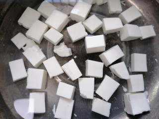 8、凉拌香椿,豆腐放入锅内焯水