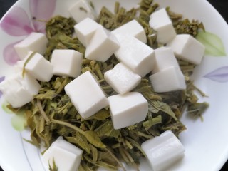 9、凉拌香椿,将豆腐放入盘内