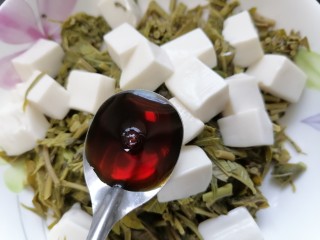 11、凉拌香椿,加入一勺生抽提鲜