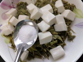 10、凉拌香椿,放入一勺盐调味