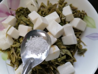 12、凉拌香椿,加入少许白糖