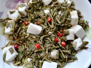 13、凉拌香椿,浇入热油放入辣椒丁搅拌均匀