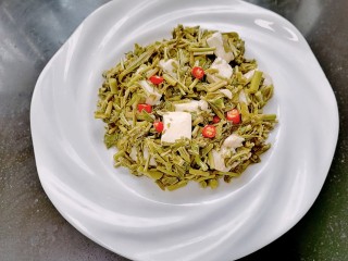 14、凉拌香椿,装盘