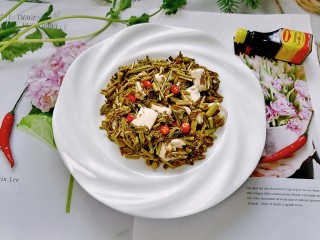 15、凉拌香椿,拍上成品图，一道清爽可口的凉拌香椿就完成了。