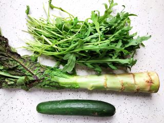 1、莴笋黄瓜芝麻菜,首先我们准备好所有食材