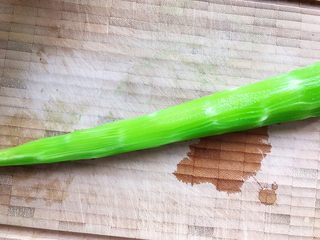 2、莴笋黄瓜芝麻菜,莴笋去叶去皮，切去尾部老的部分，洗净