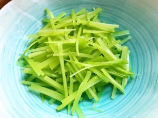 3、莴笋黄瓜芝麻菜,切成丝