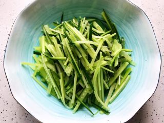 4、莴笋黄瓜芝麻菜,水果黄瓜洗净，去不去皮随你个人喜好，然后切成丝，和莴笋放在一起