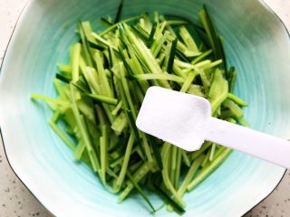 5、莴笋黄瓜芝麻菜,加一丢丢细盐