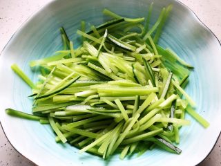 6、莴笋黄瓜芝麻菜,双手捧着碗上下颠碗，让细盐和食材充分混合，然后静置15分钟