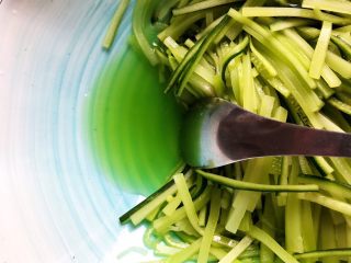 9、莴笋黄瓜芝麻菜,撇去莴笋黄瓜腌制过程中产生的水分