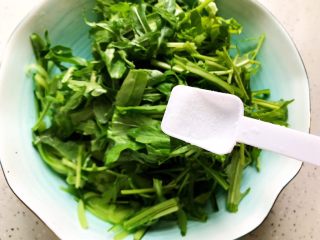 11、莴笋黄瓜芝麻菜,加一丢丢细盐，由于之前已经用盐腌制过，所以这里的细盐不要加多了，以免过咸