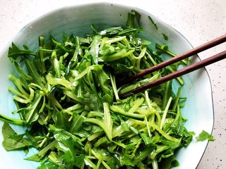 14、莴笋黄瓜芝麻菜,搅拌均匀，即可