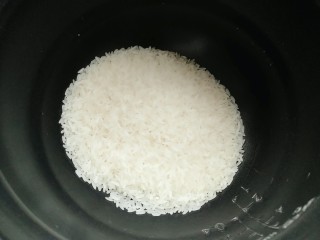 1、牡蛎鱿鱼粥,准备大米