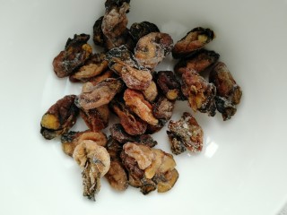 2、牡蛎鱿鱼粥,准备牡蛎干