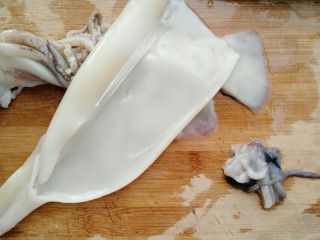 8、牡蛎鱿鱼粥,撕去外皮洗净