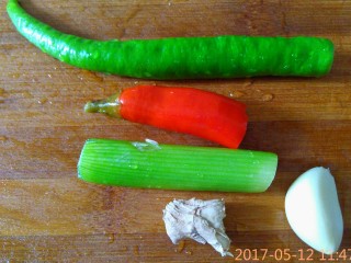 3、酸辣凉粉,葱姜蒜青椒红椒（家里没有小葱了，就用了大葱代替）