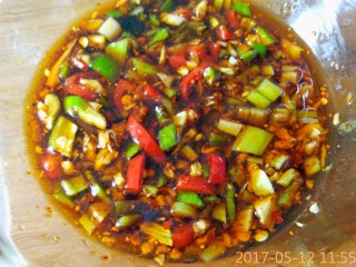 5、酸辣凉粉,所有调料放碗里。