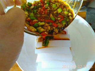 6、酸辣凉粉,搅拌均匀，倒在凉粉上。