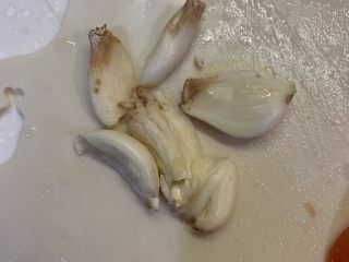 3、茄汁卷心菜,蒜拍扁