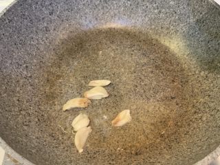 4、茄汁卷心菜,冷锅热油，放入蒜子爆香