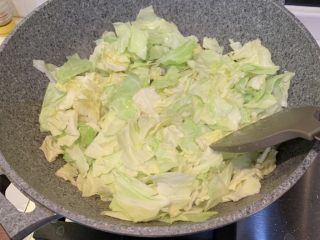 5、茄汁卷心菜,放入卷心菜快速翻炒