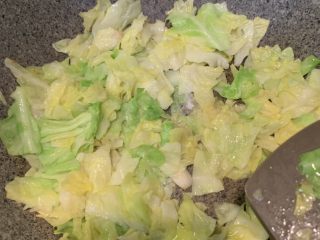 6、茄汁卷心菜,加入适量盐、少许白糖、翻炒至软