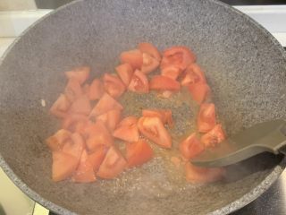 8、茄汁卷心菜,加入一点油、翻炒番茄