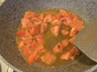 9、茄汁卷心菜,加入适量水、翻炒均匀