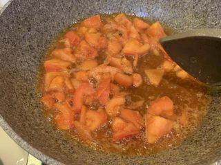 10、茄汁卷心菜,加入生抽翻炒