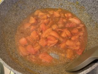 12、茄汁卷心菜,翻炒至番茄软