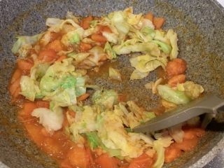 13、茄汁卷心菜,把炒好的卷心菜放入锅内翻炒均匀出锅