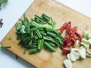 5、开胃麻辣螺蛳,将葱蒜切段，辣椒对半切、蒜瓣和生姜切片备用