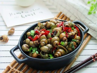 11、开胃麻辣螺蛳,关火装盘，上面放一些辣椒装饰一下，这样更可以诱惑到人