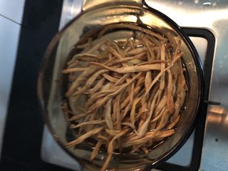 2、#爽口凉菜#凉拌黄花菜,锅内烧开水，加入盐，放入泡好的黄花菜焯烫五分钟