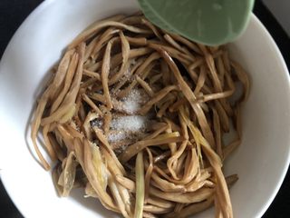 6、#爽口凉菜#凉拌黄花菜,摊凉的黄花菜加入白糖搅拌均匀