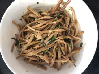 9、#爽口凉菜#凉拌黄花菜,搅拌均匀