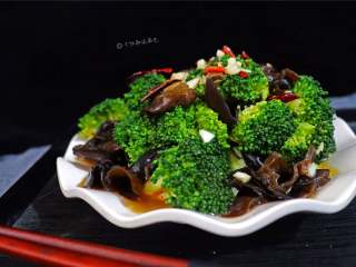 9、西兰花拌木耳,西兰花有增强机体免疫功能,菜花的维生素C含量极高,不但有利于人的生长发育,更重要的是能提高人体免疫功能,促进肝脏解毒,增强人的体质,增加抗病能力。