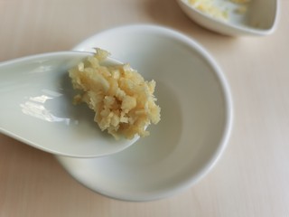 4、凉拌黄瓜卷,加入大蒜末。