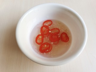 5、凉拌黄瓜卷,加入辣椒圈和一小勺水，加入少许食盐。