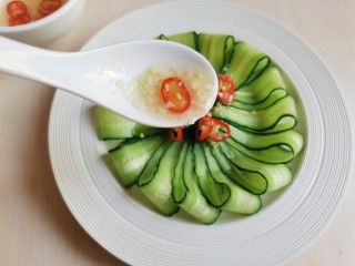 7、凉拌黄瓜卷,中间浇上调好的料汁。