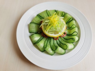 8、凉拌黄瓜卷,再切少许黄瓜丝和柠檬皮丝，放在柠檬片的上面。