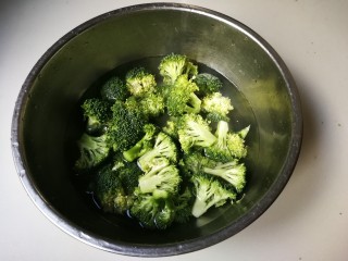 4、蒜泥拌西兰花,放入西兰花浸泡五分钟，泡出里面小虫子