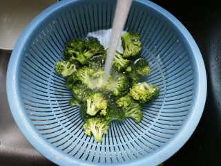 5、蒜泥拌西兰花,捞出来冲洗干净，沥掉水