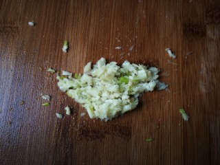 6、蒜泥拌西兰花,蒜瓣剥去皮剁成蒜泥