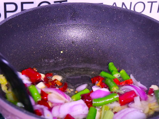 6、香辣干锅虾这样做秒杀饭店,锅中留油适量，放入姜丝 蒜片 花椒干辣椒炒香后，放入洋葱和杭椒段翻炒出香味